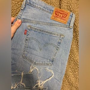 must have Levi’s! Brand new condition worn a couple of times don’t fit me